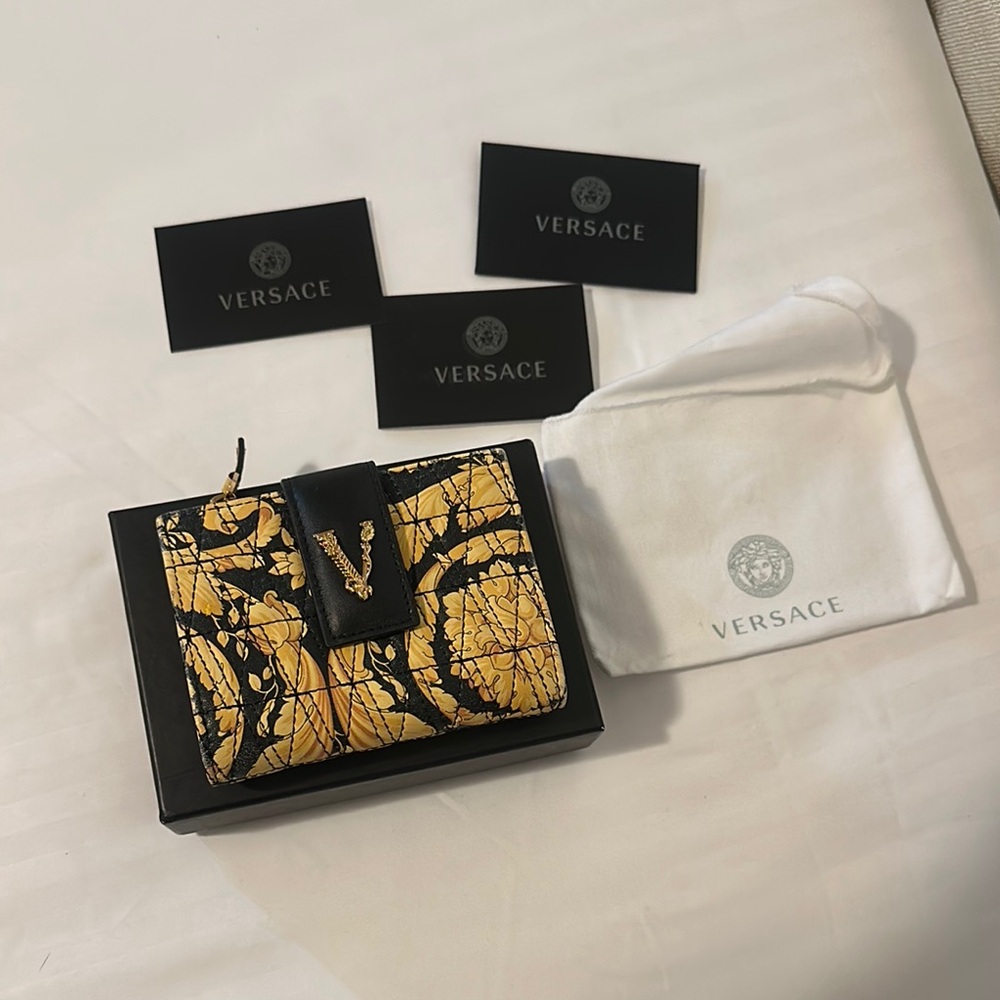 VERSACE Virtus Quilted Leather Wallet Gold and Black Pattern,Brand New With Tags - Picture 3 of 17